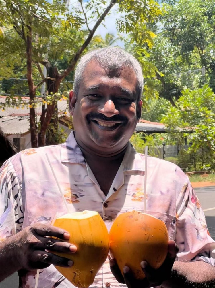 La cara feliz de un amigo de Sri Lanka